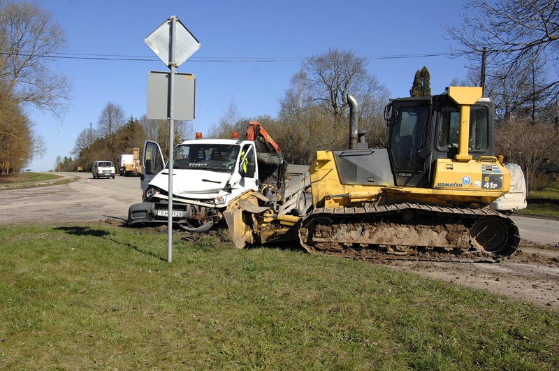 Asā līkumā no treilera noslīdējis, iespējams, nepietiekami nostiprināts buldozers. Tas izraisīja avāriju ar citu kravas automašīnu. 
Autors: Ivars Bogdanovs