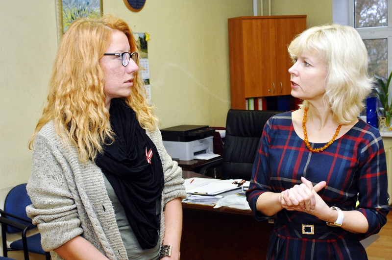 Bauskas kultūras centra direktore Ilva Vansoviča (no labās) pērnā gada novembrī par veicamajiem pienākumiem spriež ar darbā tikko pieņemto pasākumu producenti Lindu Helvigu. Šī gada pavasarī viņas abas pamet darbu Bauskas kultūras centrā. 
Autors: no «Bauskas Dzīves» arhīva