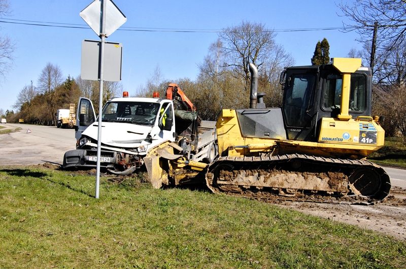 Asā līkumā no treilera noslīdējis, iespējams, nepietiekami nostiprināts buldozers. Tas izraisīja avāriju ar citu kravas automašīnu. 
Autors: Ivars Bogdanovs