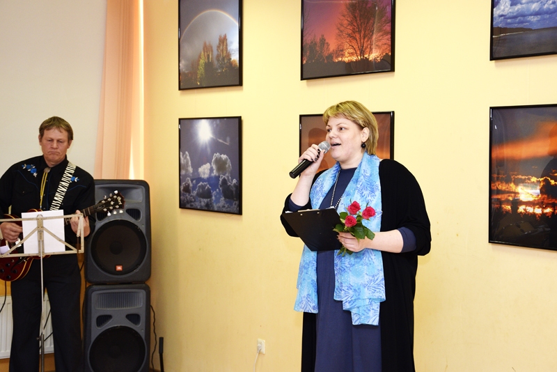 Līga Bajāre izstādes apmeklētājus priecēja ar dziesmām, muzikālo pavadījumu nodrošināja Vladimira Berezina grupa. 
Autors: Ivars Bogdanovs