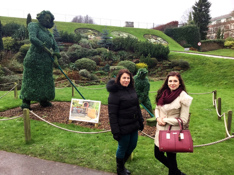 Lielbritānijā. Nikoleta kopā ar ciemos atbraukušo mammu Marinu (no kreisās).
Autors: no N. Gudivokas personiskā albuma.