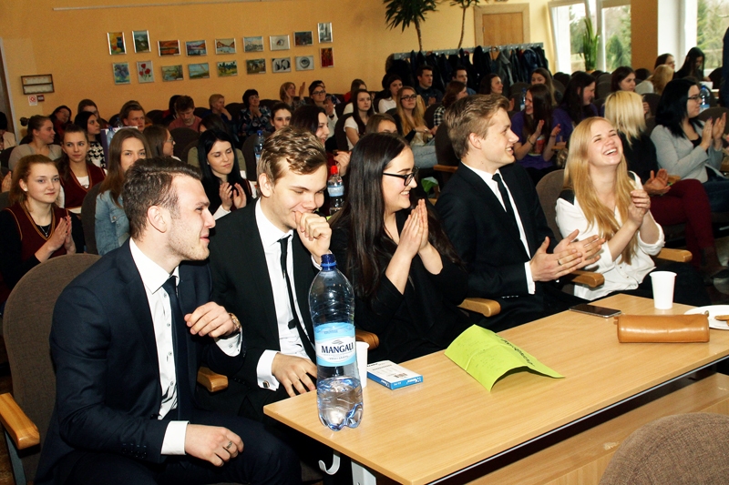 Iecavas vidusskolas pirmās vienības dalībnieki priecājas, uzzinot, ka izcīnījuši pirmo vietu. 
Autors: Uldis Varnevičs