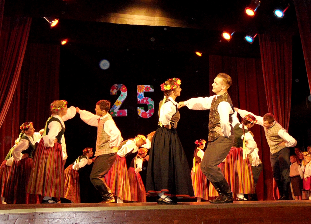 Jubilejas koncertā uzstājās jaunieši, kuri savulaik dejojuši «Mēmelītē».
Autors: Vilnis Auzāns