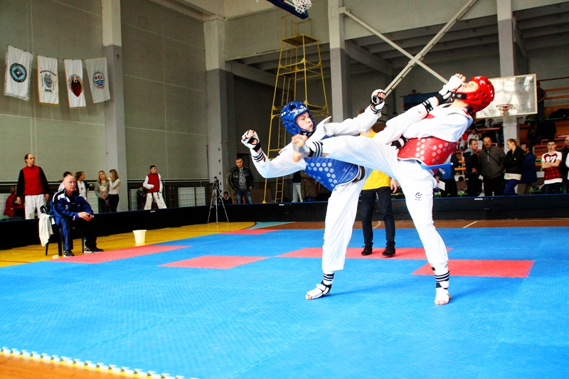 Varis Jātnieks (zilajā tērpā) izdara veiksmīgu sitienu. 
Autors: Uldis Varnevičs
