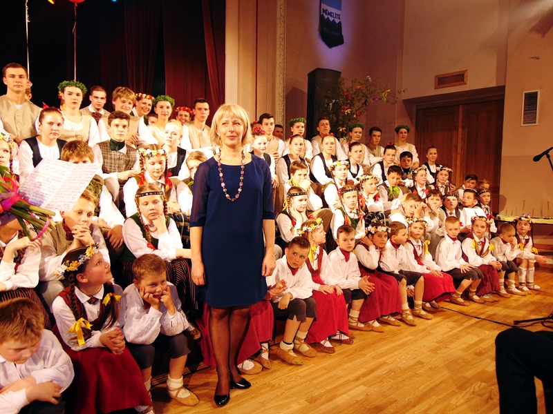 Vislielākie pateicības vārdi pēc koncerta tika veltīti kolektīva vadītājai Ligitai Irbītei.
Autors: Vilnis Auzāns