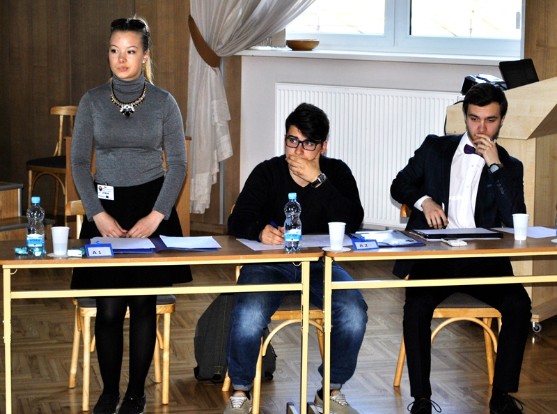 Edgars Liepa (no labās) kopā ar diskusiju biedriem no ārvalstīm Mihailu Fotadi un Dorku Čeho. 
Autors: Artūrs Dulbe