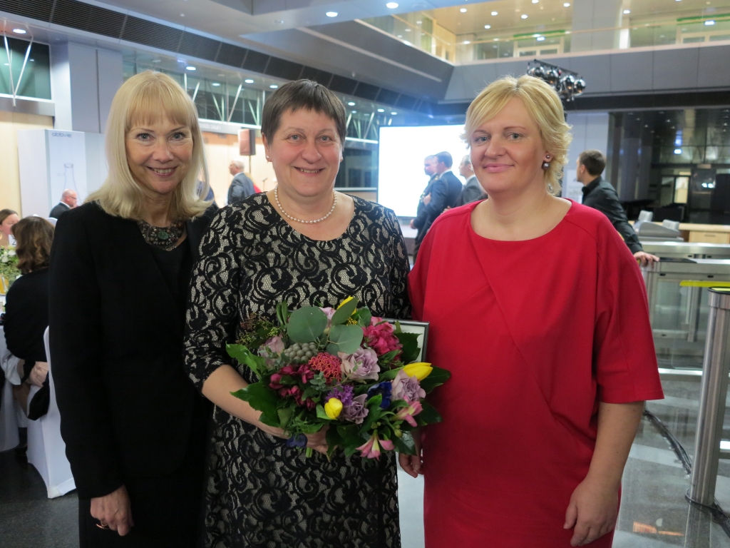 Agita Hauka (centrā) kopā ar Latvijas Pilsoniskās alianses direktori Rasmu Pīpiķi ( no labās) un Aiju Tūnu, Izglītības attīstības centra direktori.
Autors: no biedrības «Liepas» albuma