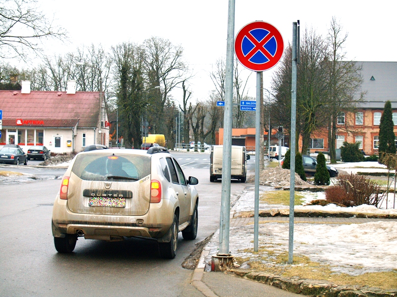 Sabiedriskās kārtības dienesta uzdevums kontrolēt auto novietošanu nav uzlabojis situāciju Iecavas centrā, kur mašīnas joprojām atstāj lieguma zīmju zonā.
Autors: Aculiecinieka foto.