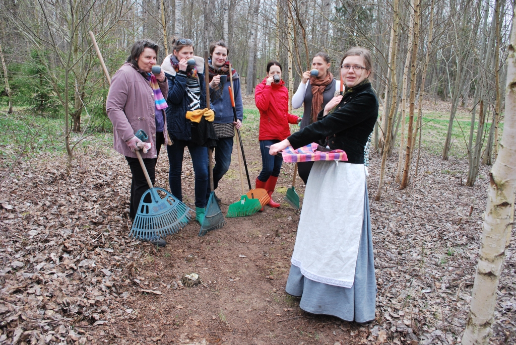 Ilze Gorodkina cienāja strādātājus ar «Billīšu» maizes krāsnī ceptu rudzu maizi un safrāna kliņģeri.
Autors: no korporācijas «Varavīksne» albuma