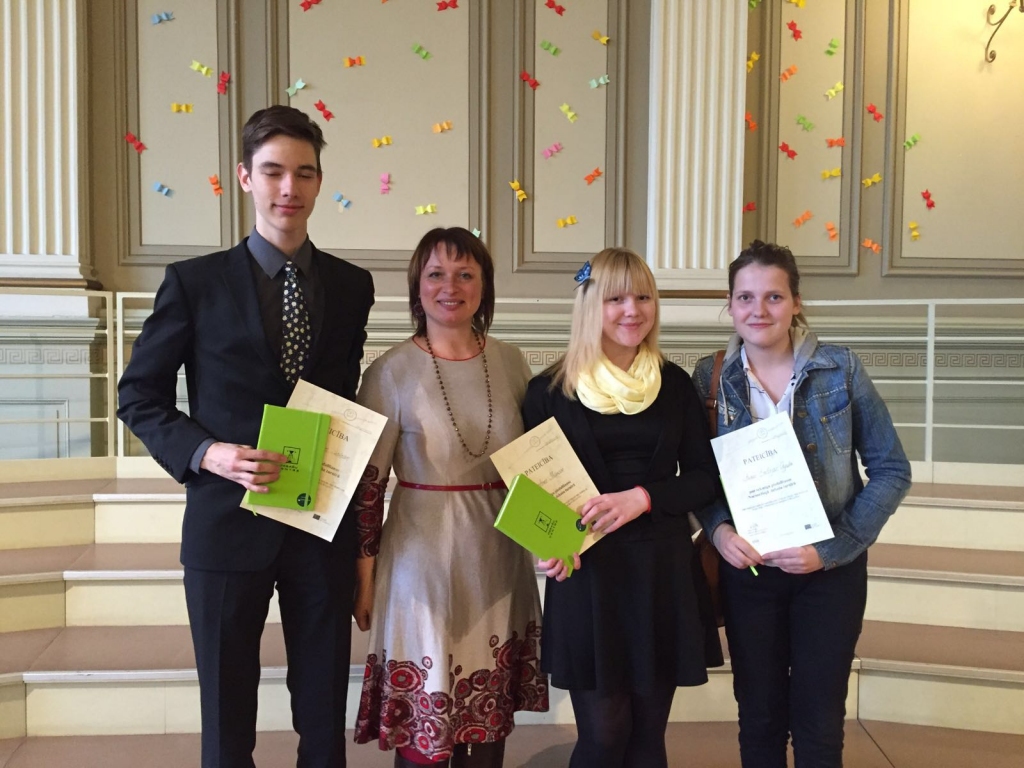 Iecavas debatētāji nacionālajā konkursā. No kreisās – Hugo Huberts Puriņš, trenere Vita Lauciņa-Veinere, Kristīne Štrausa un Anna Emīlija Onzule.
Autors: no skolas albuma