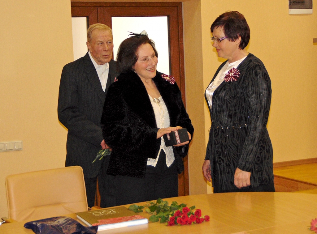 Īpašu dāvanu brunavietei Birutai Kanapeckai sarūpējusi kaimiņiene Valentīna Pozņaka kopā ar dzīvesdraugu Kārli Naujoku.
Autors: Vilnis Auzāns