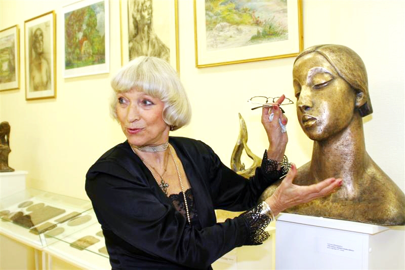 Tēlniece Valentīna Zeile un viņas veidotā skulptūra. 
Autors: no naujenesmuzejs.lv