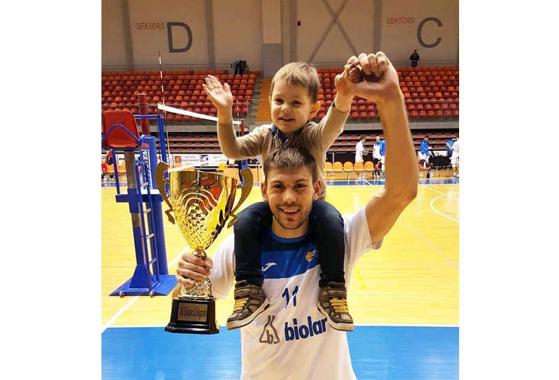 Kārlis Volodins kopā ar dēlu Karelu tur Latvijas čempionāta bronzas kausu.
Autors: no K. Volodina personiskā albuma.