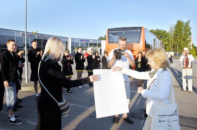 Ilva Vansoviča (no labās), Bauskas kultūras centra direktore, pirms diviem gadiem, kad viņa pavadīja Bauskas novada amatierkopas uz Dziesmu un deju svētkiem Rīgā. 
Autors: no «Bauskas Dzīves» arhīva