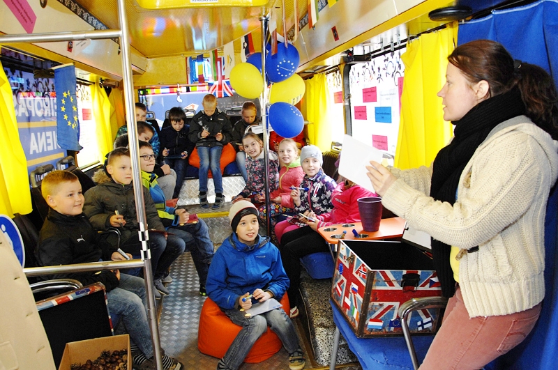 Eiropas kustības Latvijā ģenerālsekretāre Liene Valdmane par Eiropas Savienību stāsta Bauskas 2. vidusskolas 2.a klases skolēniem.
Autors: Ivars Bogdanovs