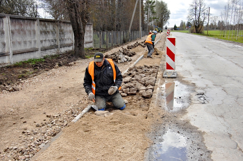 Uzņēmuma «Viona» strādnieks Edmunds Šimkūns (priekšplānā) kopā ar kolēģiem turpina pērn sāktā gājēju un velosipēdistu celiņa izbūvi no Bauskas uz Rītausmām.
Autors: Ivars Bogdanovs