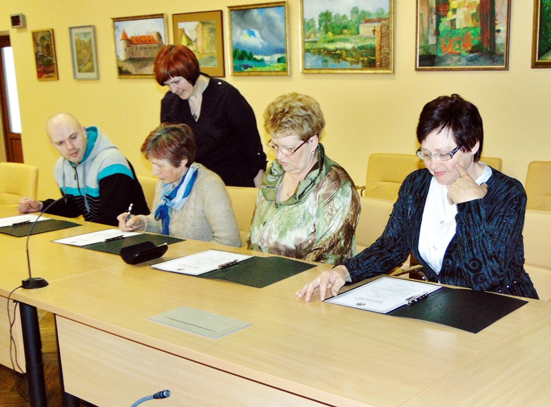 Latvijas Republikas jaunie pilsoņi pārskata svinīgā solījuma tekstu. Biruta Kanapecka (no labās), Valentīna Lukjanova, Valentīna Pļetņova un Oļegs Belovinskis.
Autors: Vilnis Auzāns