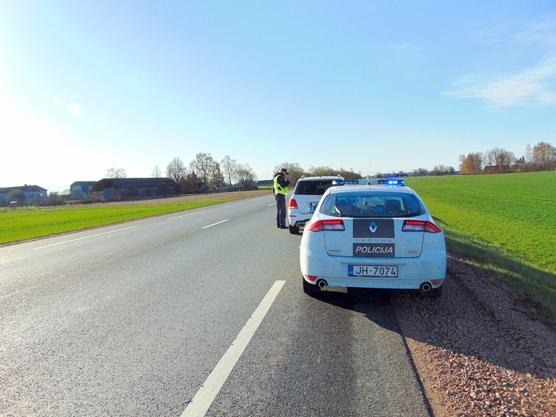 Policisti uz ceļa A7 aizturējuši kārtējo «lidotāju», baltas krāsas «Mercedes Benz» automobili. 1962. gadā dzimusi rīdziniece to vadīja ar ātrumu 135 kilometri stundā. 
Autors: Vilnis Auzāns