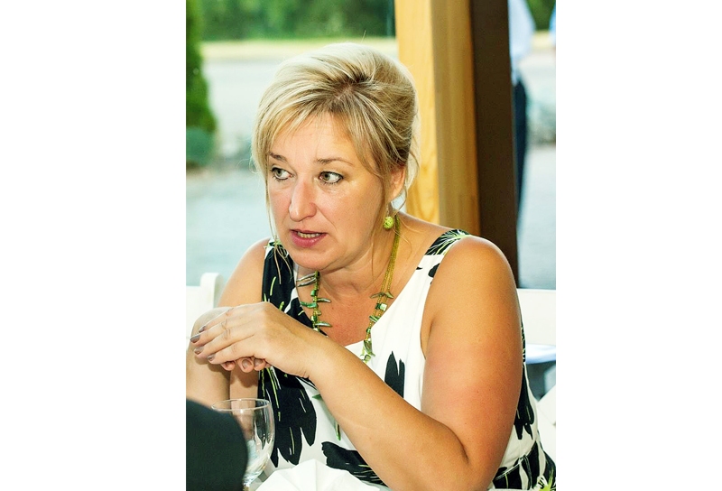 Ziedu karalienes Anitai ir sniegpulkstenītes.
Autors:  no A. Velmunskas albuma.