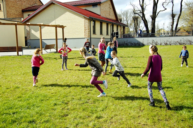 Nodarbību starpbrīžus bērni pavada ārā.
Autors: Ivars Bogdanovs