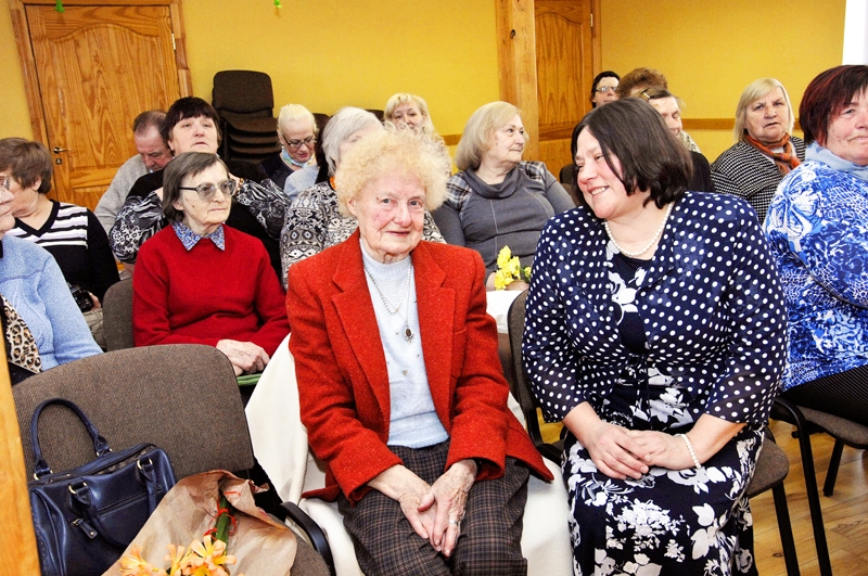 Atmiņu krājuma prezentācijā Vecsaules saieta namā – stāstniece Veikla Grosberga un Vecsaules pagasta bibliotēkas vadītāja Agrita Hatkēviča. 
Autors: Ivars Bogdanovs