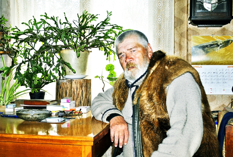 Ivars Ratkevičs mugurā uzvilcis paša medītā bebra ādas vesti, kas šūta Bauskā. Viņš priecājas, ka nedz lietus, nedz vējš cauri netiekot.
Autors: Artūrs Dulbe