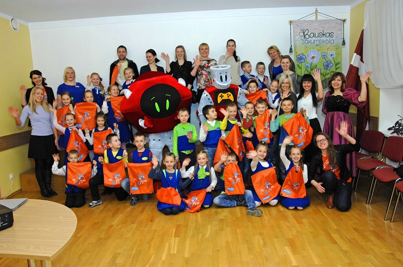 Bauskas sākumskolas 1.c klases skolēni, viņu vecāki, skolotāji un roboti.
Autors: Ivars Bogdanovs