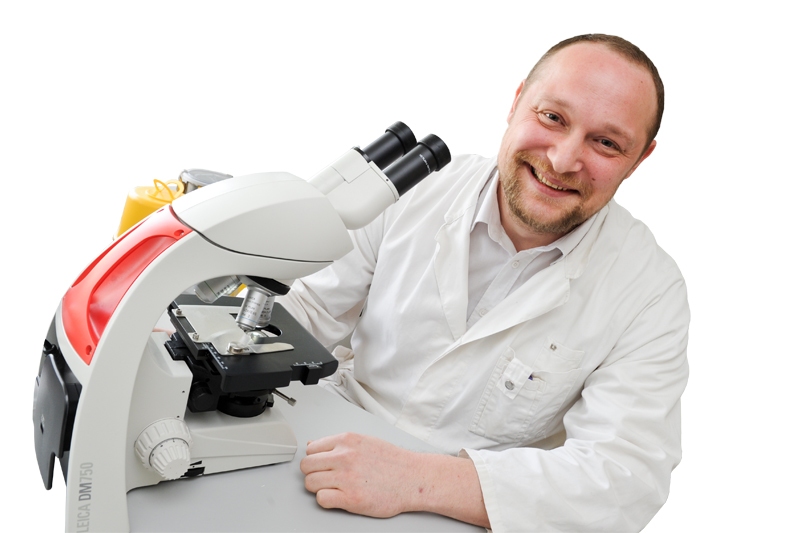 Kaspars Kovaļenko, LLU Veterinārmedicīnas fakultātes pētnieks, stāsta: «Lai cik tīra svaiga gaļa arī neizskatītos, tā biezā slānī ir nosēta ar mikroorganismiem. Pietiek ar 500 kampilobaktēriju šūnām, lai cilvēks inficētos, salīdzinājumam – uz adatas gala var uzlikt veselu miljonu.»
Autors: Raitis Puriņš