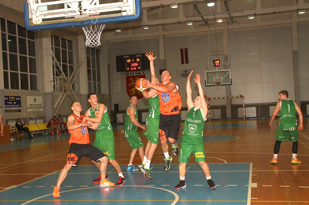 Ar Kaspara Jakuboņa (ar bumbu) un Ivara Zemīša (no kreisās) gūtajiem punktiem baušķenieki  līdz uzvarai netika.
Autors: Uldis Varnevičs