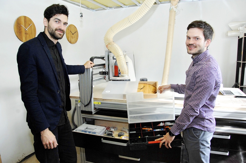 Darbnīcas aprīkojumu demonstrē Jānis Urbiņš (no kreisās) un Krišjānis Sondors.
Autors: Ivars Bogdanovs