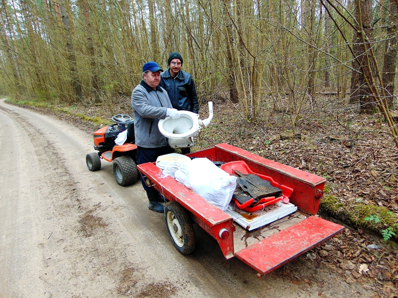Ivans Bukovskis (tēvs) un dēls Ivans Bukovskis ļoti vēlētos, lai cilvēki neved uz mežu izmest savas nederīgās lietas. 
Autors: Vilnis Auzāns