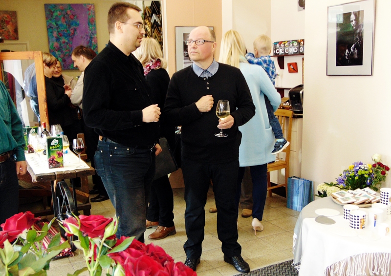 Ģirts Donerblics (no labās) personālizstādes atklāšanā kopā ar fotogrāfu Andri Apšenieku. 
Autors: Vilnis Auzāns