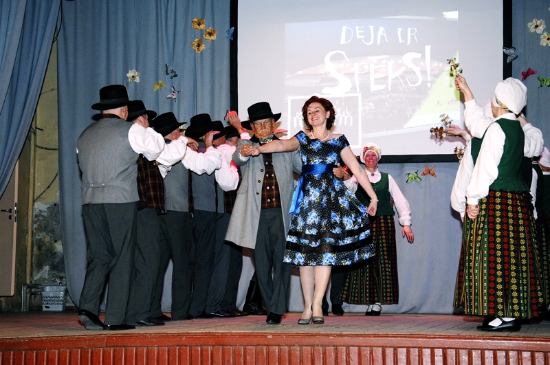 Aiga Vangale, «Šurpu turpu» vadītāja, kopā ar saviem dejotājiem svētku sarīkojumā 22. aprīlī. 
Autors: Ivars Bogdanovs