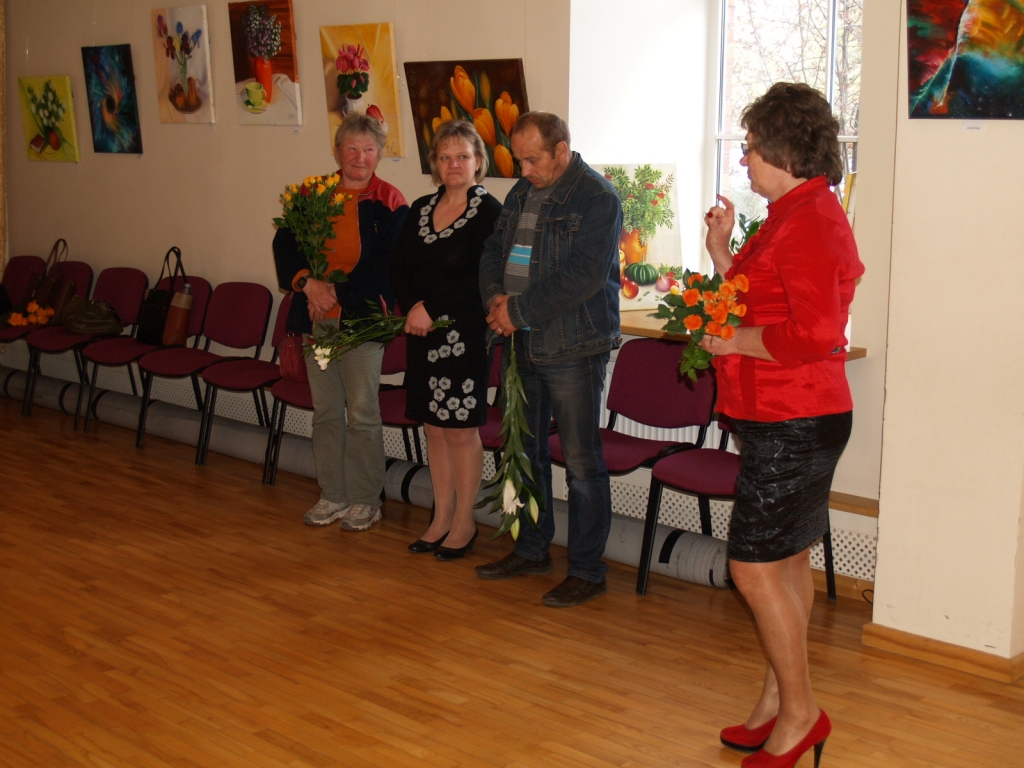 Lidija Kudapa izstādes atklāšanā saņēma apsveikumus no tuviniekiem un draugiem.
Autors: Antra Ērgle