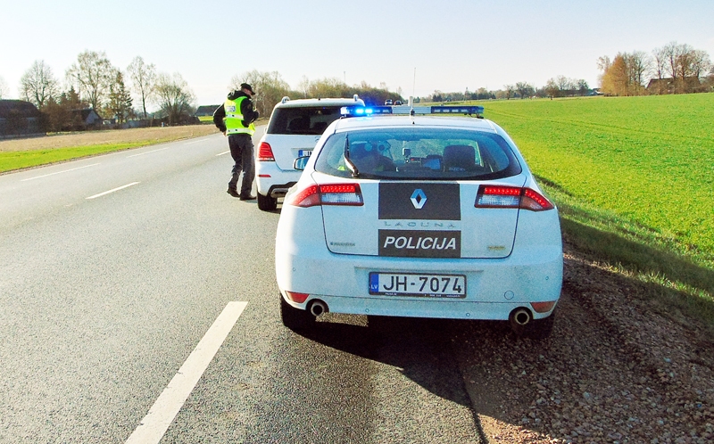 Policisti uz ceļa A7 aizturējuši kārtējo «lidotāju», baltas krāsas «Mercedes Benz» automobili. 1962. gadā dzimusi rīdziniece to vadīja ar ātrumu 135 kilometri stundā. 
Autors: Vilnis Auzāns