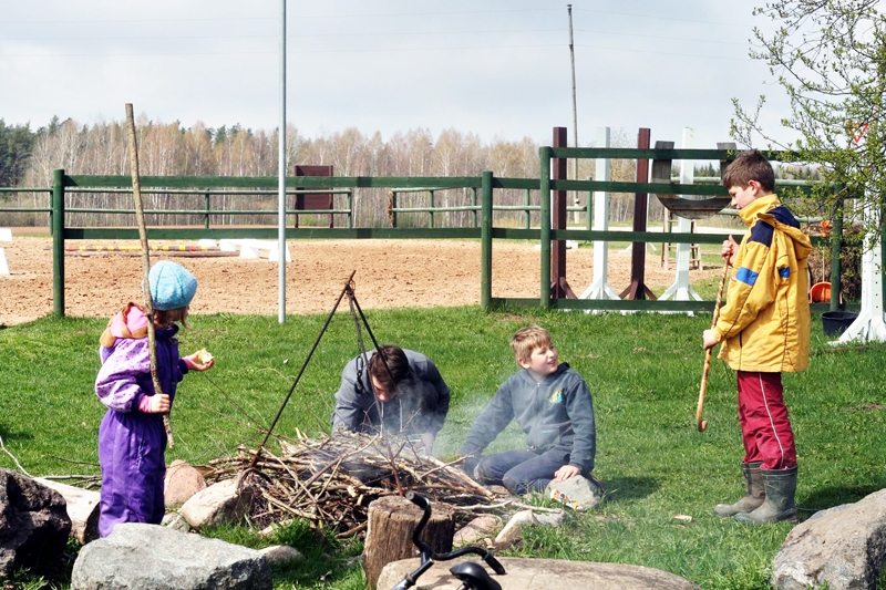 «Drostalās» talcinieki strādāja visu dienu, spēcinoties ar ugunskura zupu un atpūšoties izjādē ar zirgiem.
Foto – 
Autors: Indra Sproģe-Kalviņa