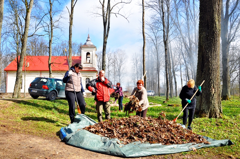Kurmenes parkā Vecumnieku novadā talkotāji bija pulcējušies kuplā skaitā. Vides sakopšanā un labiekārtošanā iesaistījās arī Baiba Kāpiņa (no kreisās), pagasta pārvaldes vadītājs Agris Kondrāts, Gunta Drezova, Anita Kārkliņa, Ruta Mineika.
Autors: Žanna Zālīte