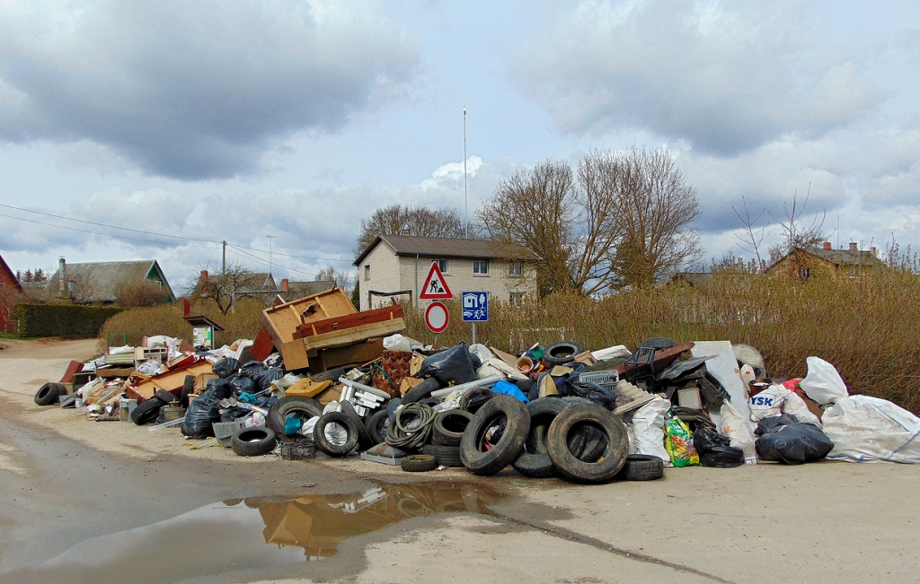Pāris dienu laikā Jauncodē, Mēmeles un Dreņģerkalna ielas krustojumā, vietējie iedzīvotāji sametuši milzīgu atkritumu kaudzi.
Autors: Vilnis Auzāns