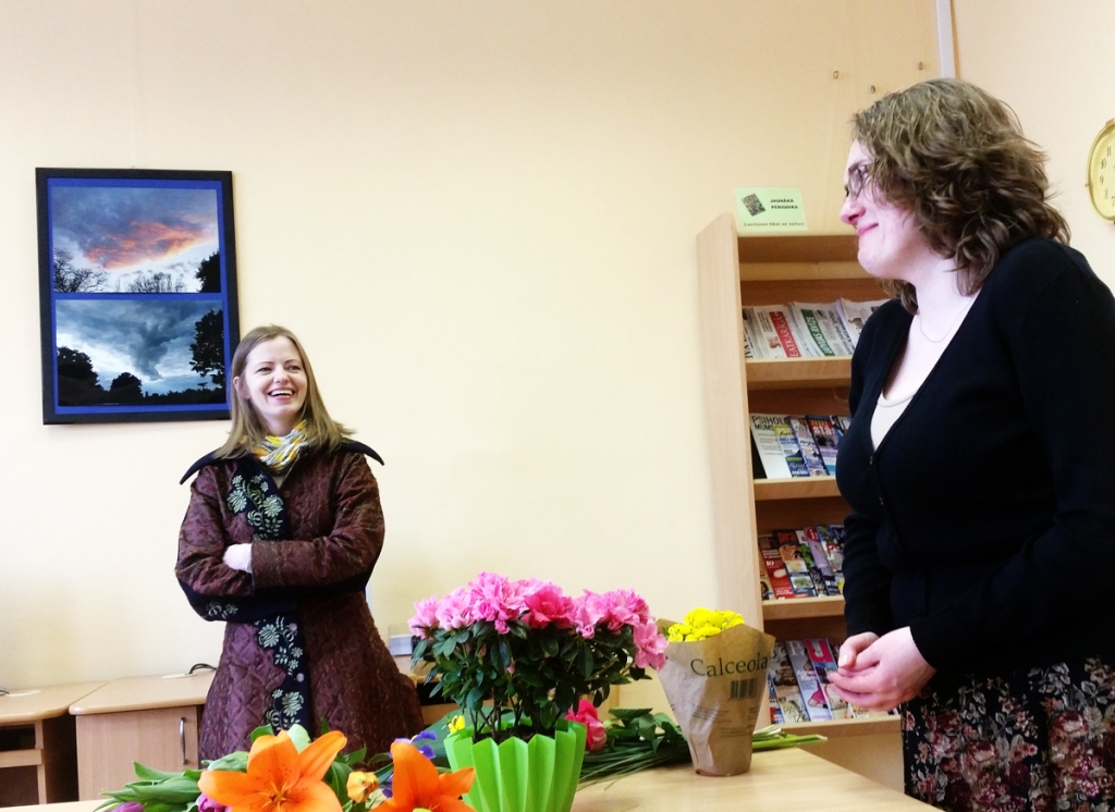 Elīnas Rudzītes (no labās) fotoizstādes rīkošanā bibliotēkā līdzdarbojās biedrības «RaDam» dalībniece Ginta Zaumane.
Autors: no biedrības albuma