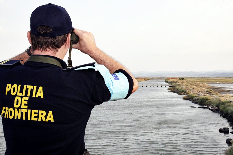 
«Frontex» robežsargi pašlaik Grieķijā strādā kā miera uzturētāji un bēgļu šķirotāji, bet nākotnē aģentūrai iecerēts piešķirt plašākas pilnvaras ES ārējo robežu aizsardzībā.
Autors: no frontex.europa.eu