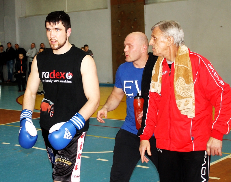 Artūru Kuļikauski (no kreisās) uz cīņu pavada Edgars Vaseļuns un Roberts Lapsa. 
Autors: Uldis Varnevičs