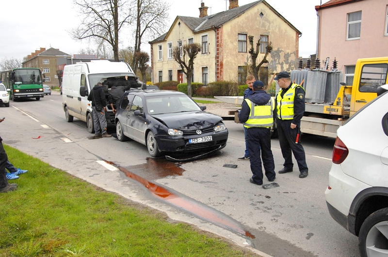 Ceļu satiksmes negadījumā Uzvaras ielā Bauskā bojāti trīs automobiļi. 
Autors: Ivars Bogdanovs