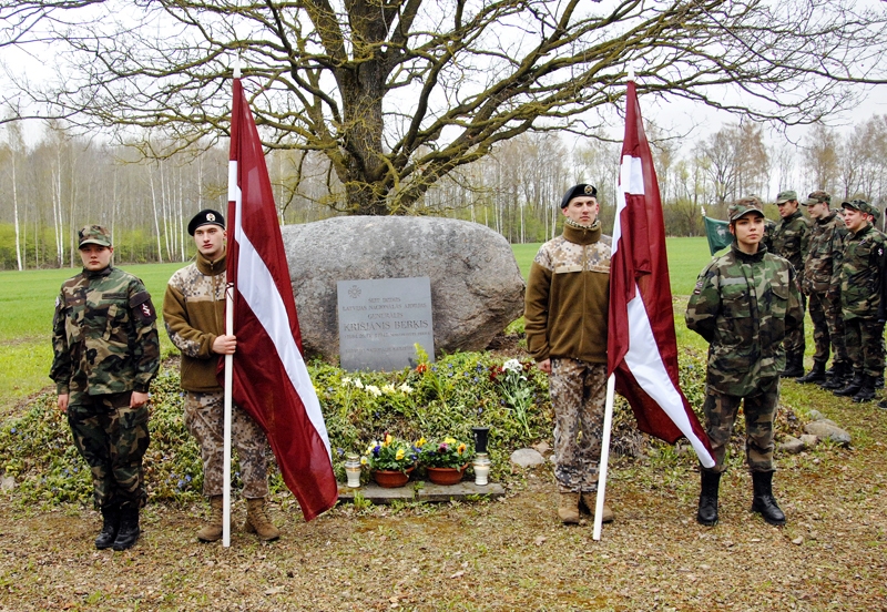Atceres brīdis pie ģenerāļa Berķa piemiņas akmens Īslīcē 26. aprīlī.
Autors: Ivars Bogdanovs