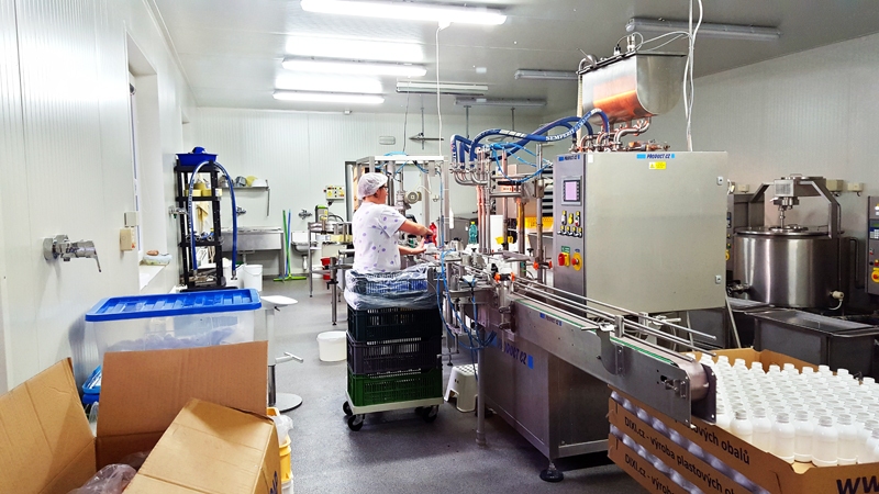 Pienu zemnieki pārstrādā savās ražotnēs, sieru, kefīru, jogurtu piegādājot pirmām kārtām tuvējās apkaimes klientiem un veikaliem.
Autors: no personiskā albuma