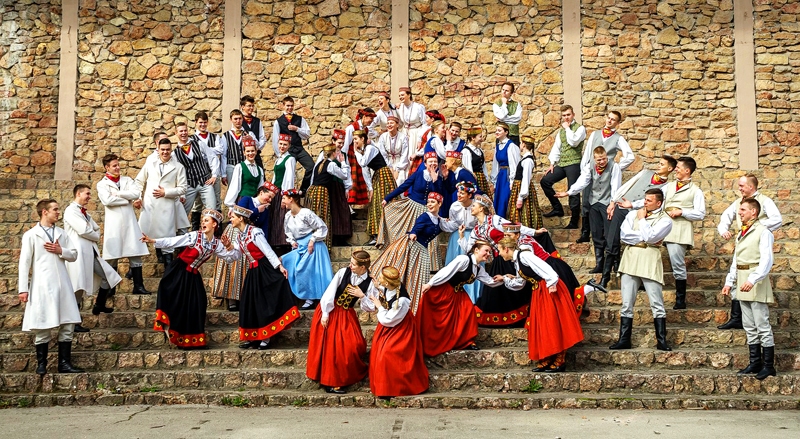 Tautas deju ansamblis «Jandāls» skatāms brīnišķīgās fotogrāfijās izstādē, kas izvietota lielveikalā «Rimi» Bauskā.
Autors: Jānis Paļulis