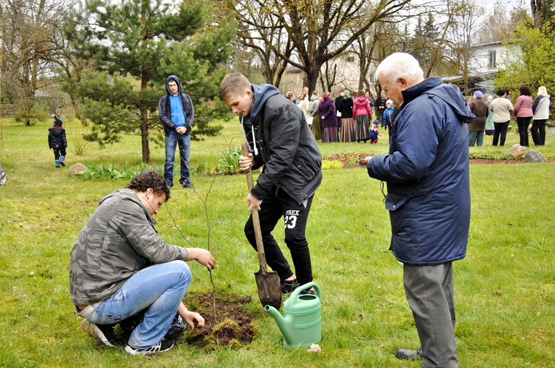 Liepu no Pilveru pilskalna iestāda Rihards Dievaitis (no kreisās) un Edgars Jesevičs pedagoga Voldemāra Barena uzraudzībā. 
Autors: Ivars Bogdanovs