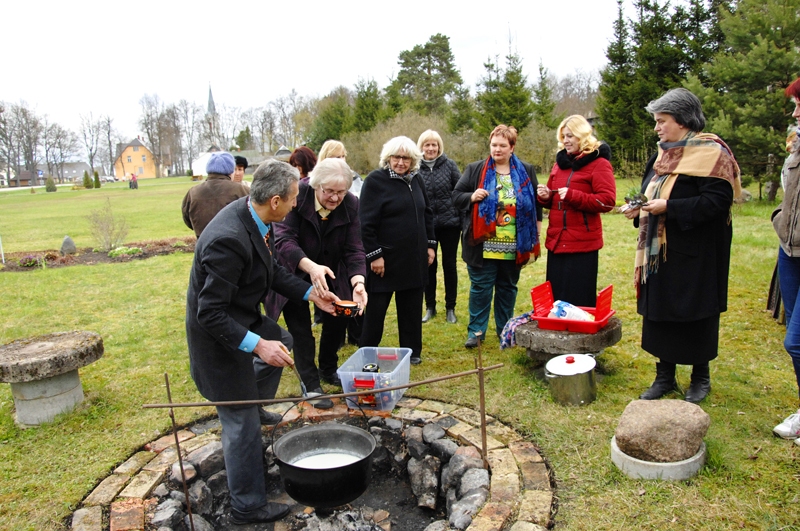 Bārbalas svētku noslēgumā bārbelieši baudīja biezpiena klimpu zupu. 
Autors: Ivars Bogdanovs