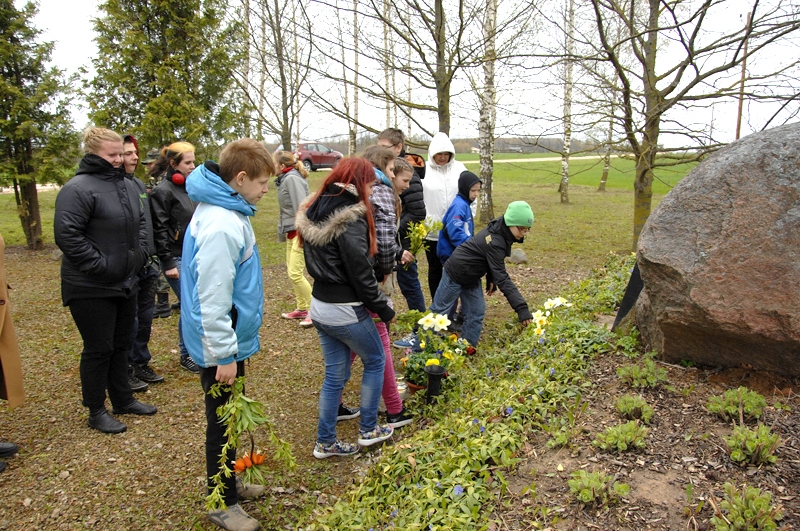 Ziedus pie ģenerāļa Berķa piemiņas akmens noliek Pamūšas speciālās internātpamatskolas audzēkņi.
Autors: Ivars Bogdanovs