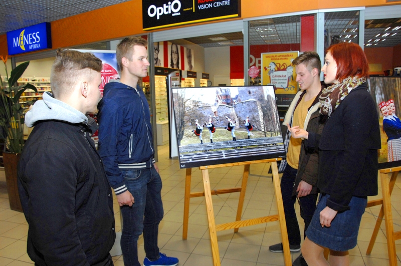 Lielveikalā «Rimi» izstādītās fotogrāfijas aplūko autors Jānis Paļulis (no kreisās) un deju kopas «Jandāls» dalībnieki Ralfs Mucenieks, Reinis Ozols un Zane Gorškova. 
Autors: Ivars Bogdanovs