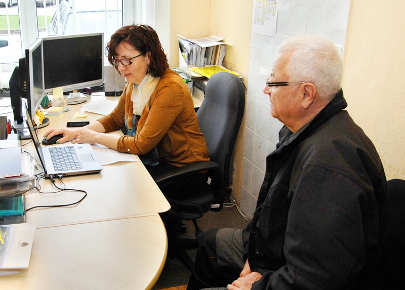 Bauskas birojā LAD speciāliste Zanda Segliņa palīdz aizpildīt elektronisko pieteikumu Vecsaules pagasta saimniekam Jānim Zabeļskim.
Autors: Ivars Bogdanovs